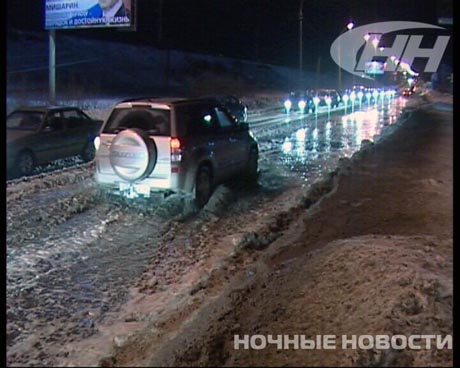 ЧП в Екатеринбурге: из-за аварии на насосной станции мощный поток холодной воды хлынул на проезжую часть. Чтобы очистить дорогу от наледи, пришлось перекрыть движение 